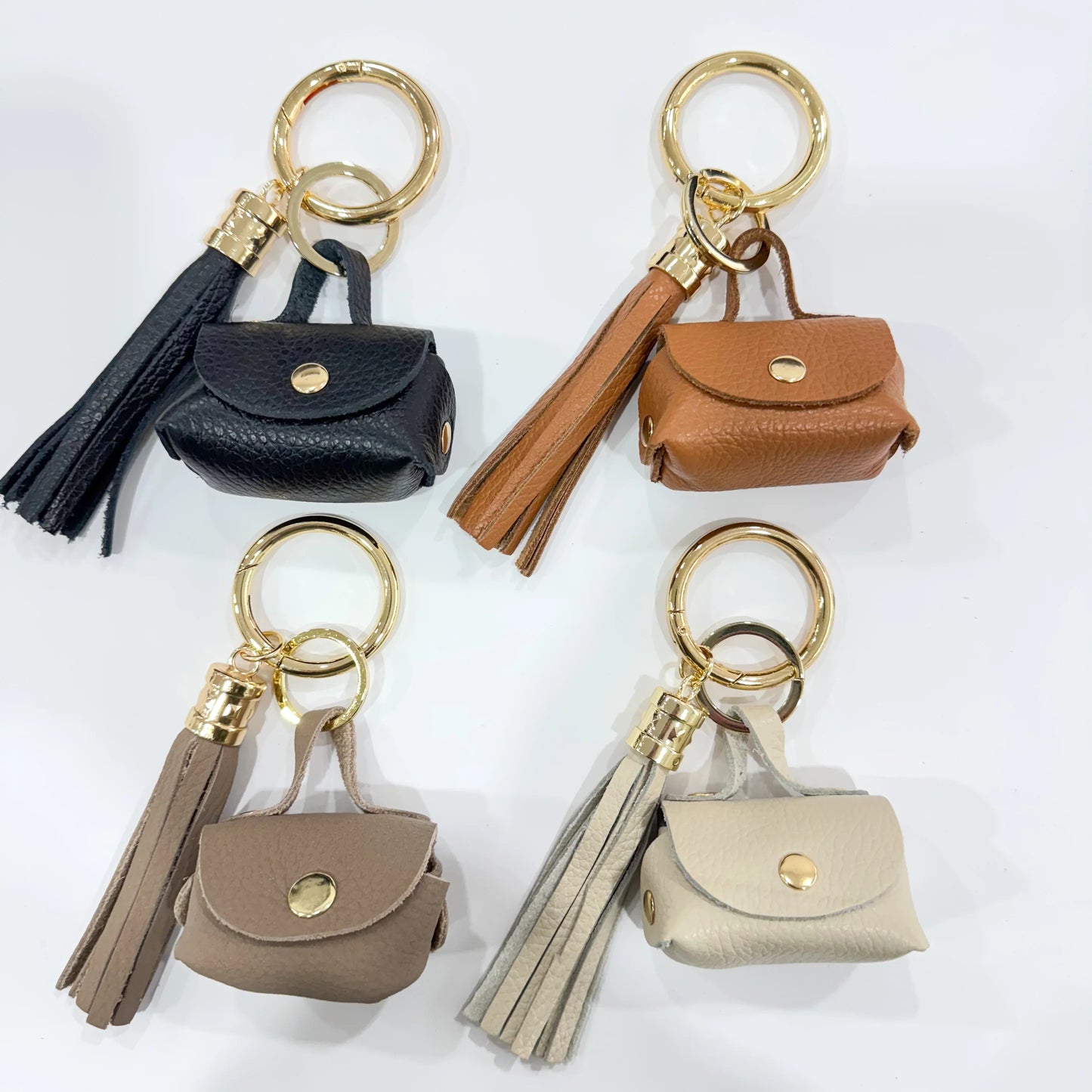 Charm con monedero mini y pompón en piel