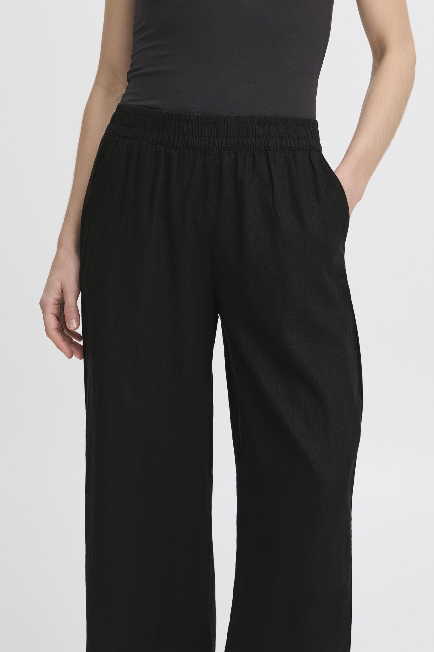 Pantalón negro crop CARIBOU