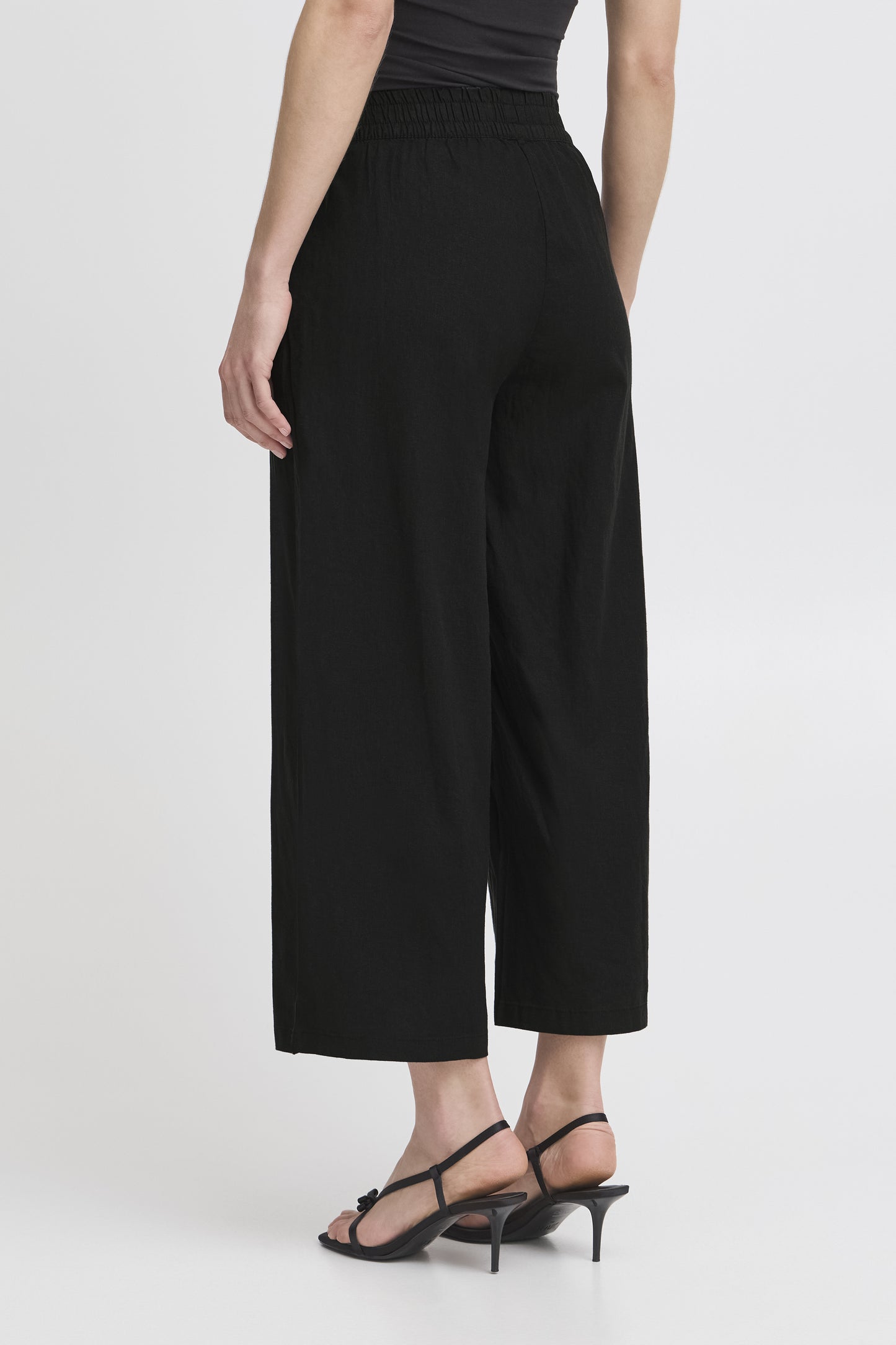 Pantalón negro crop CARIBOU