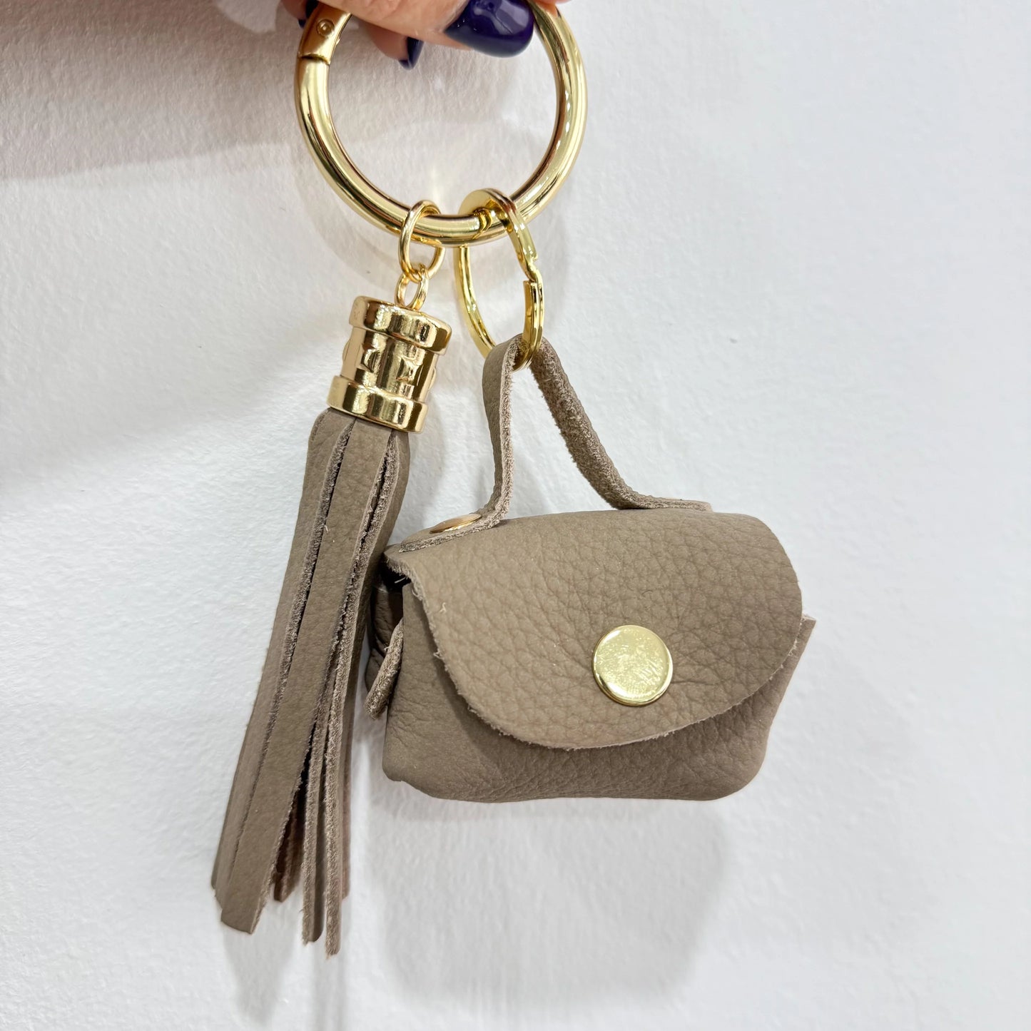 Charm con monedero mini y pompón en piel