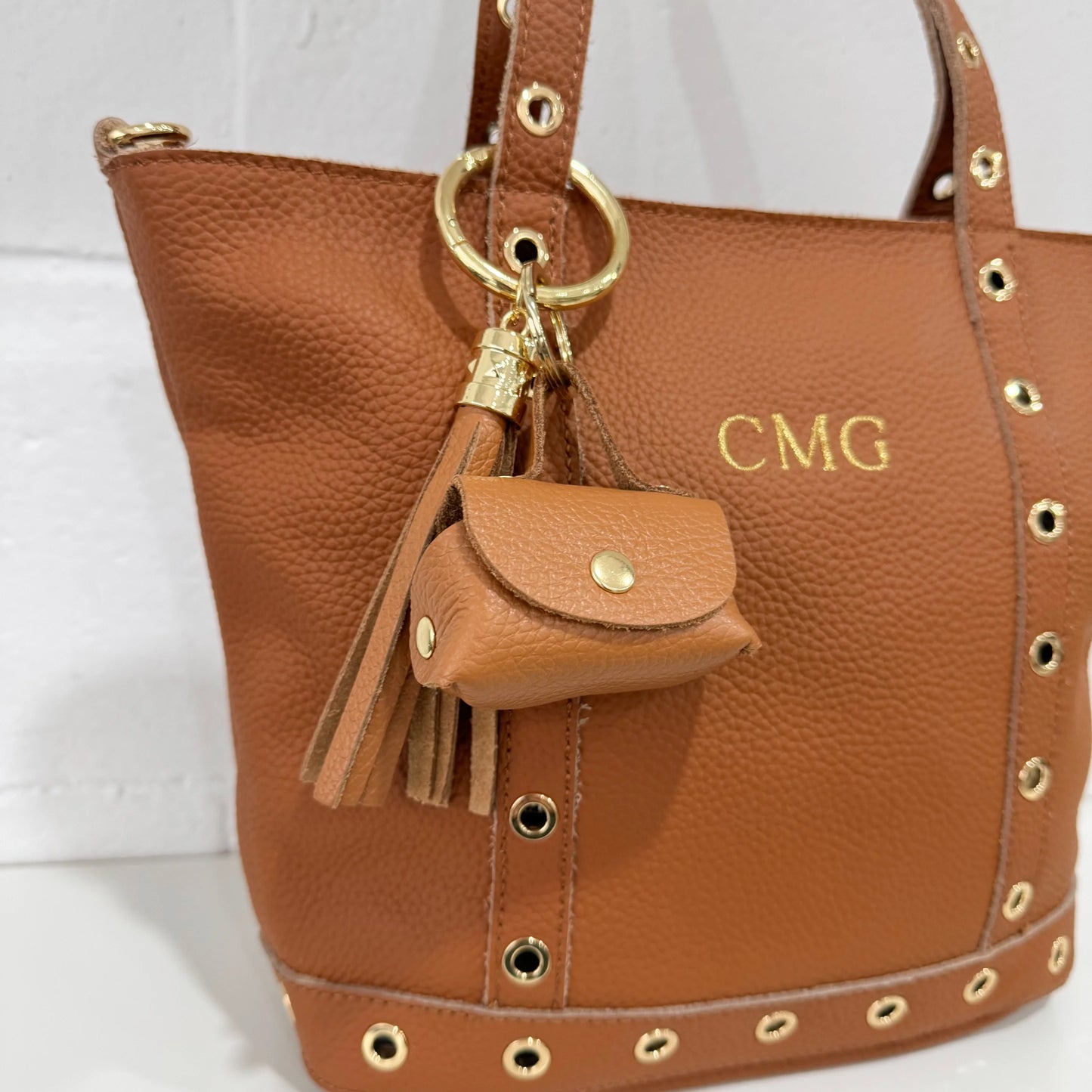 Charm con monedero mini y pompón en piel