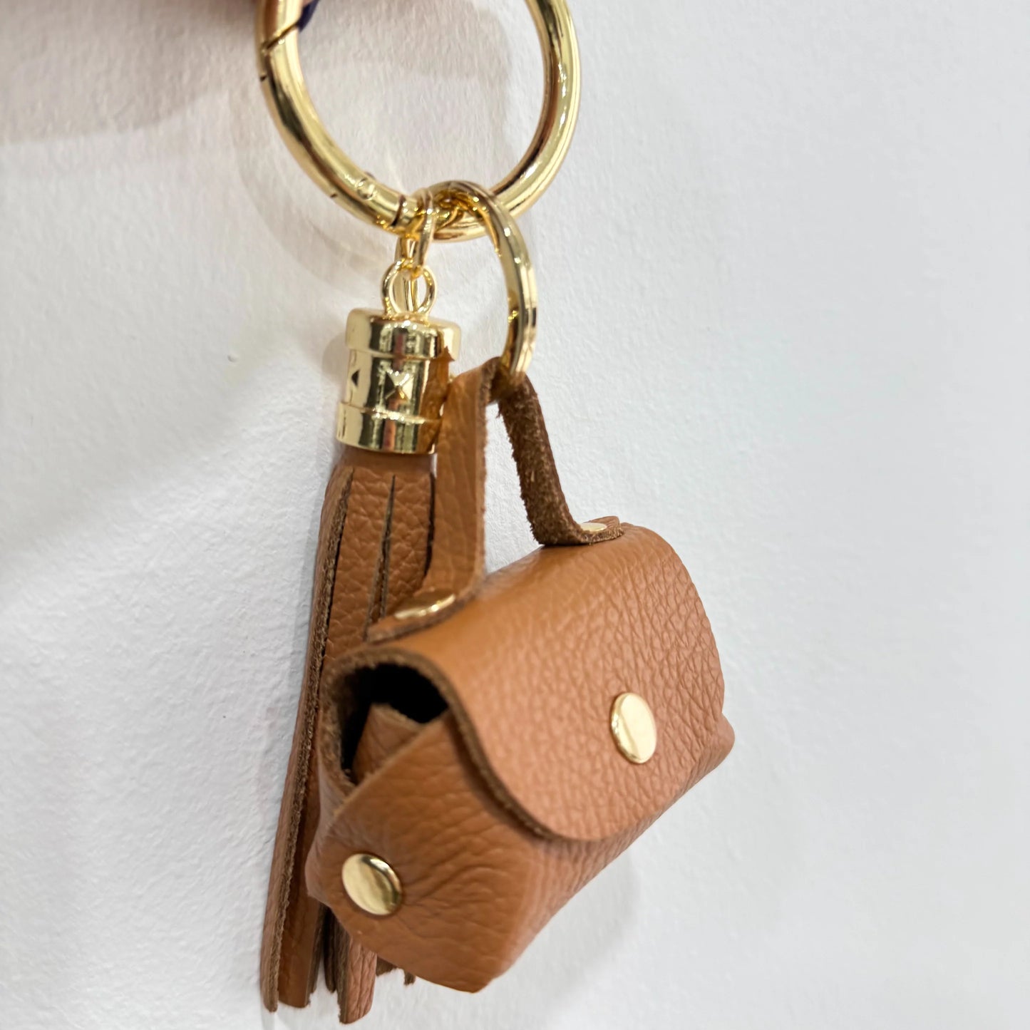 Charm con monedero mini y pompón en piel