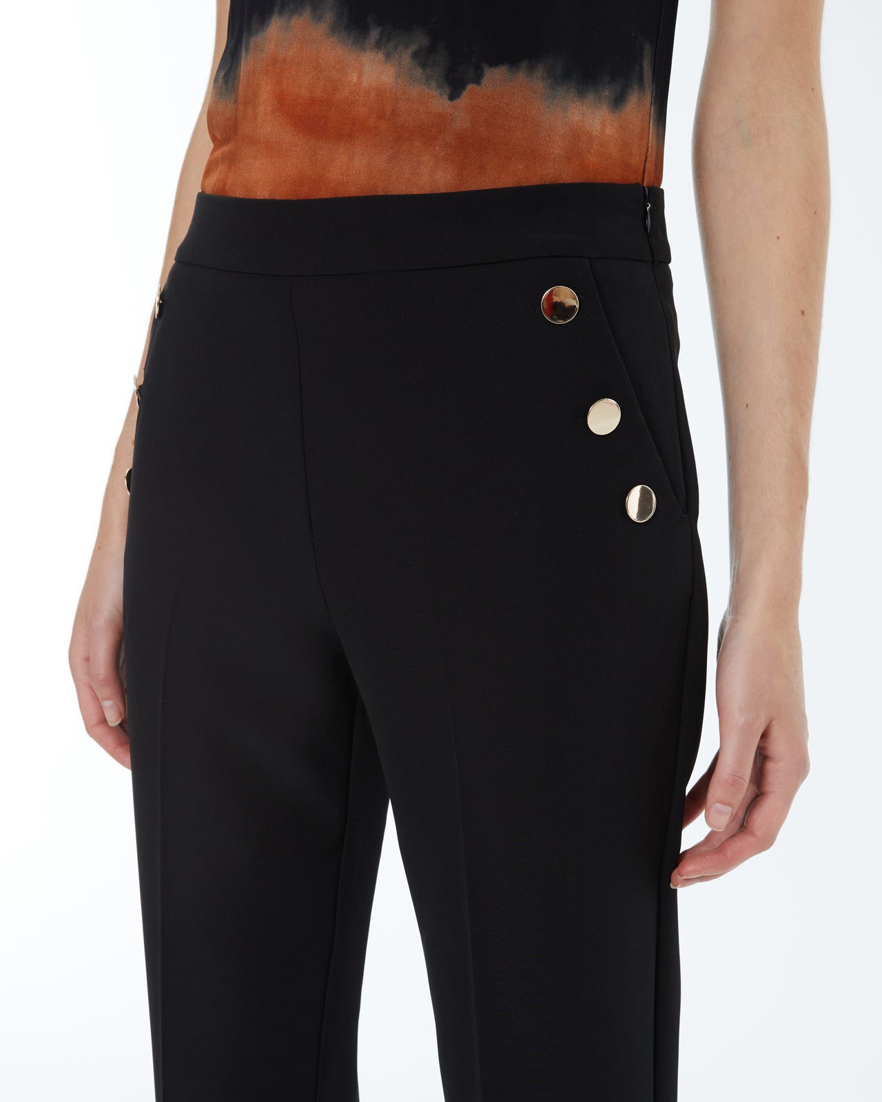 Pantalón tobillero botones dorados