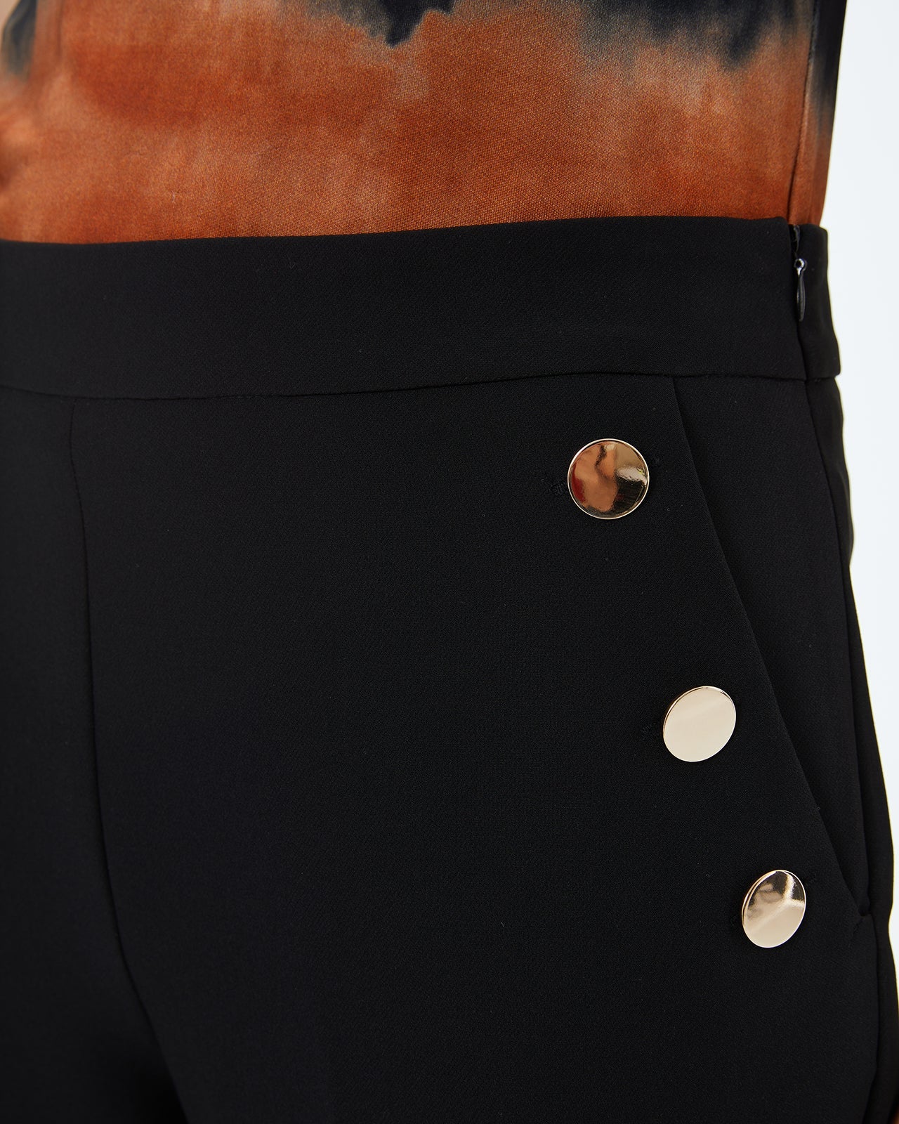 Pantalón tobillero botones dorados
