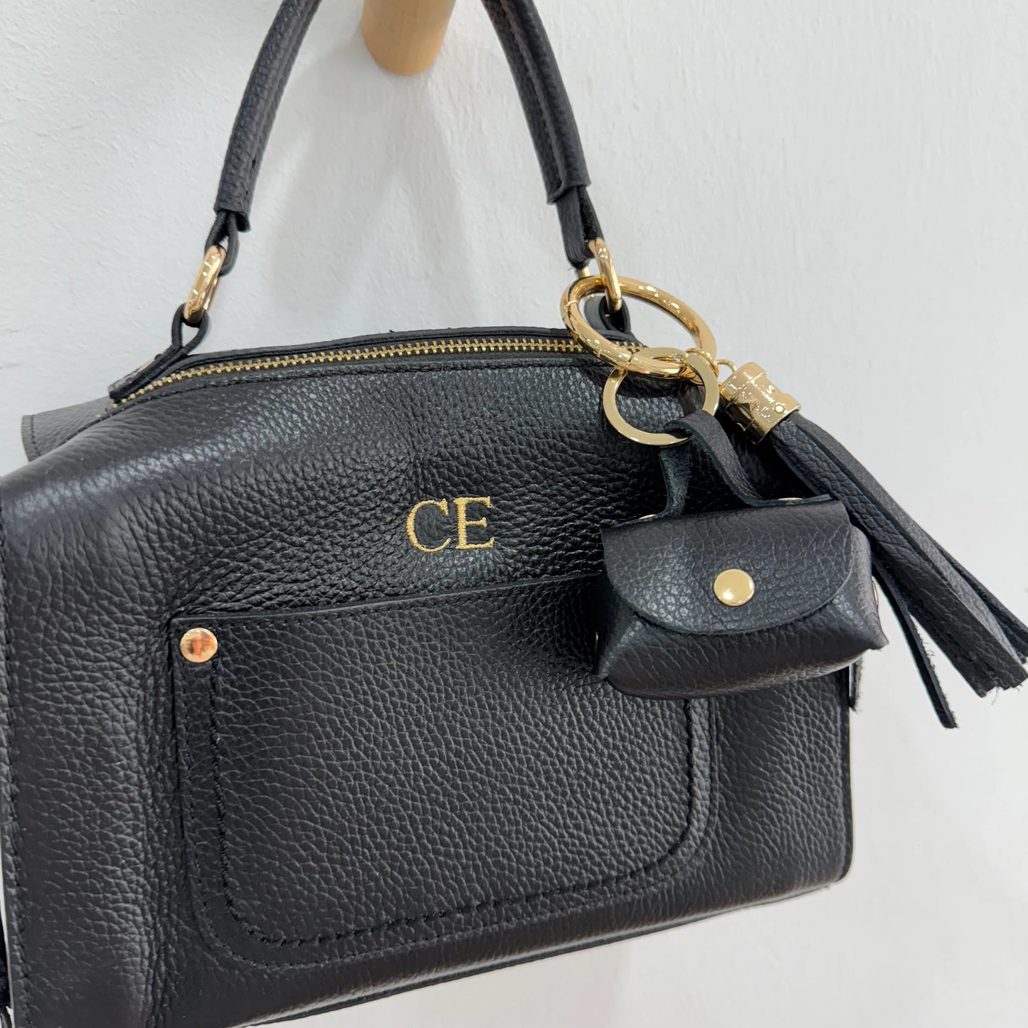Charm con monedero mini y pompón en piel