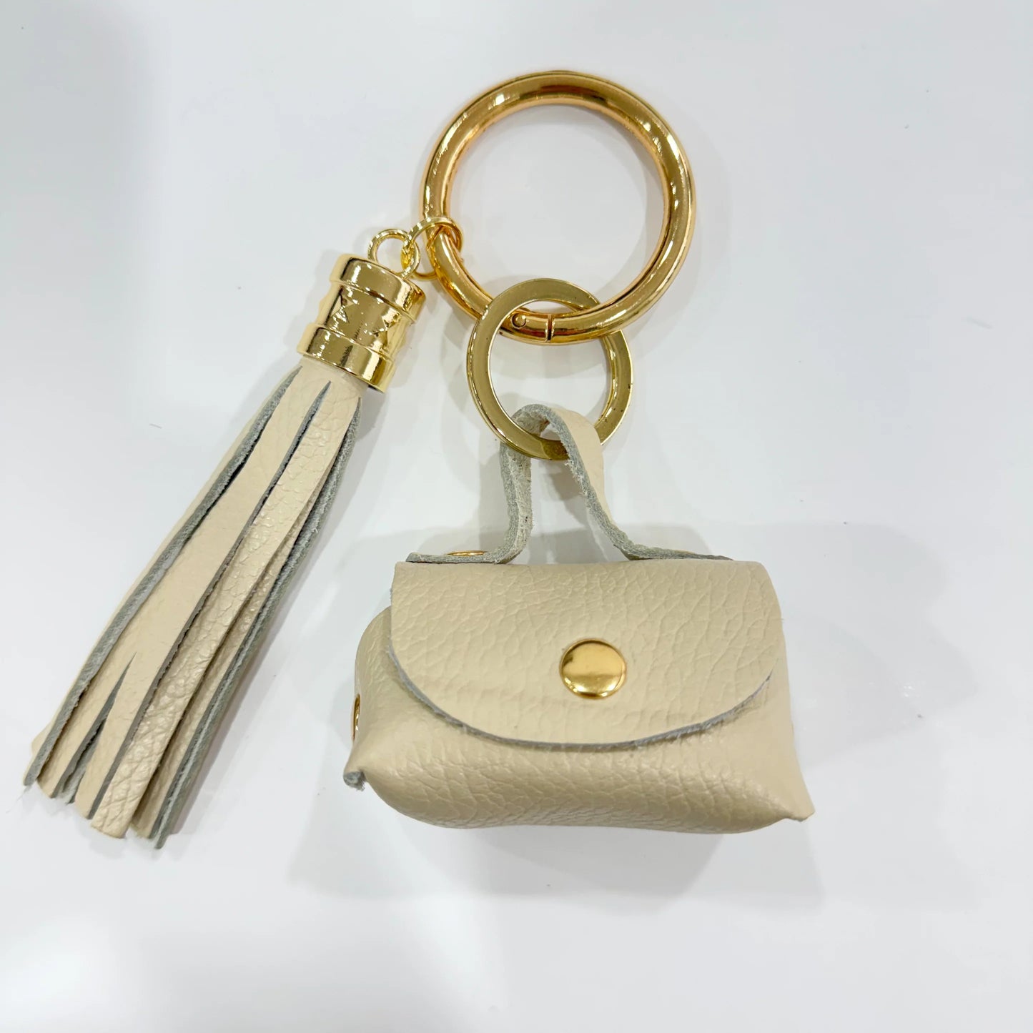 Charm con monedero mini y pompón en piel