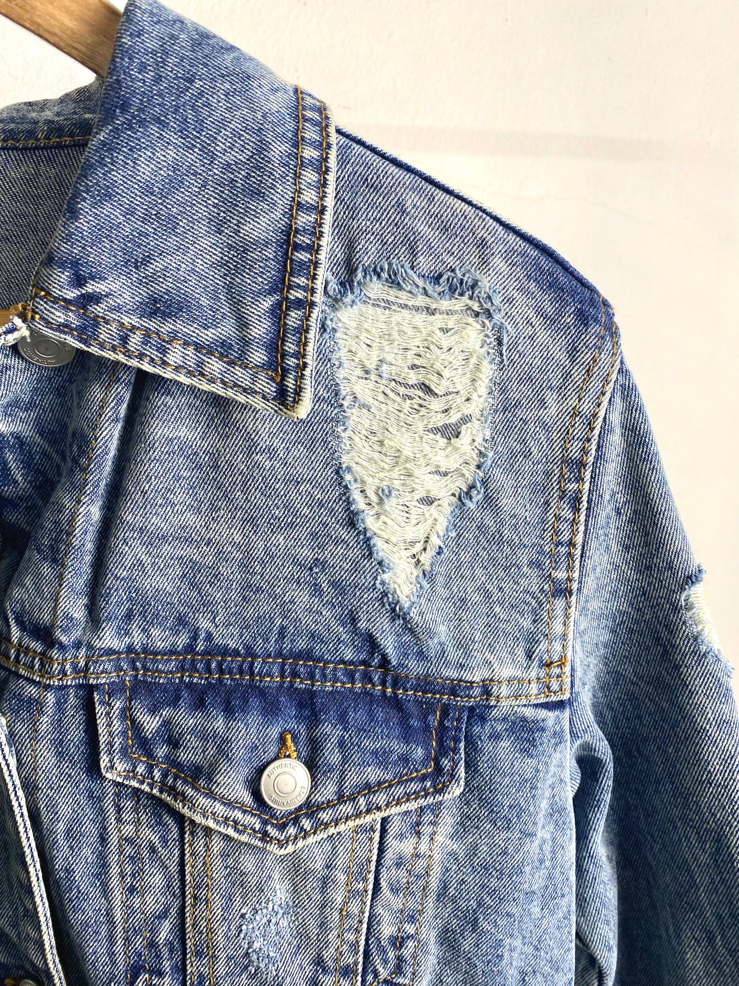 Chaqueta vaquera denim azul con desgastados - Stradivarius