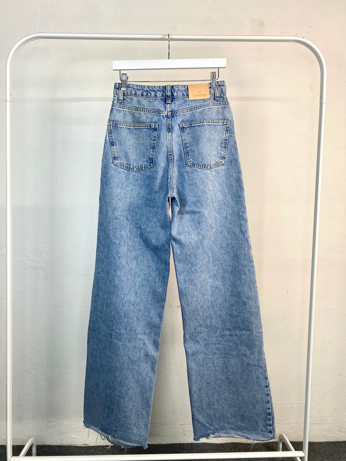Pantalón vaquero de pierna ancha azul claro Mango