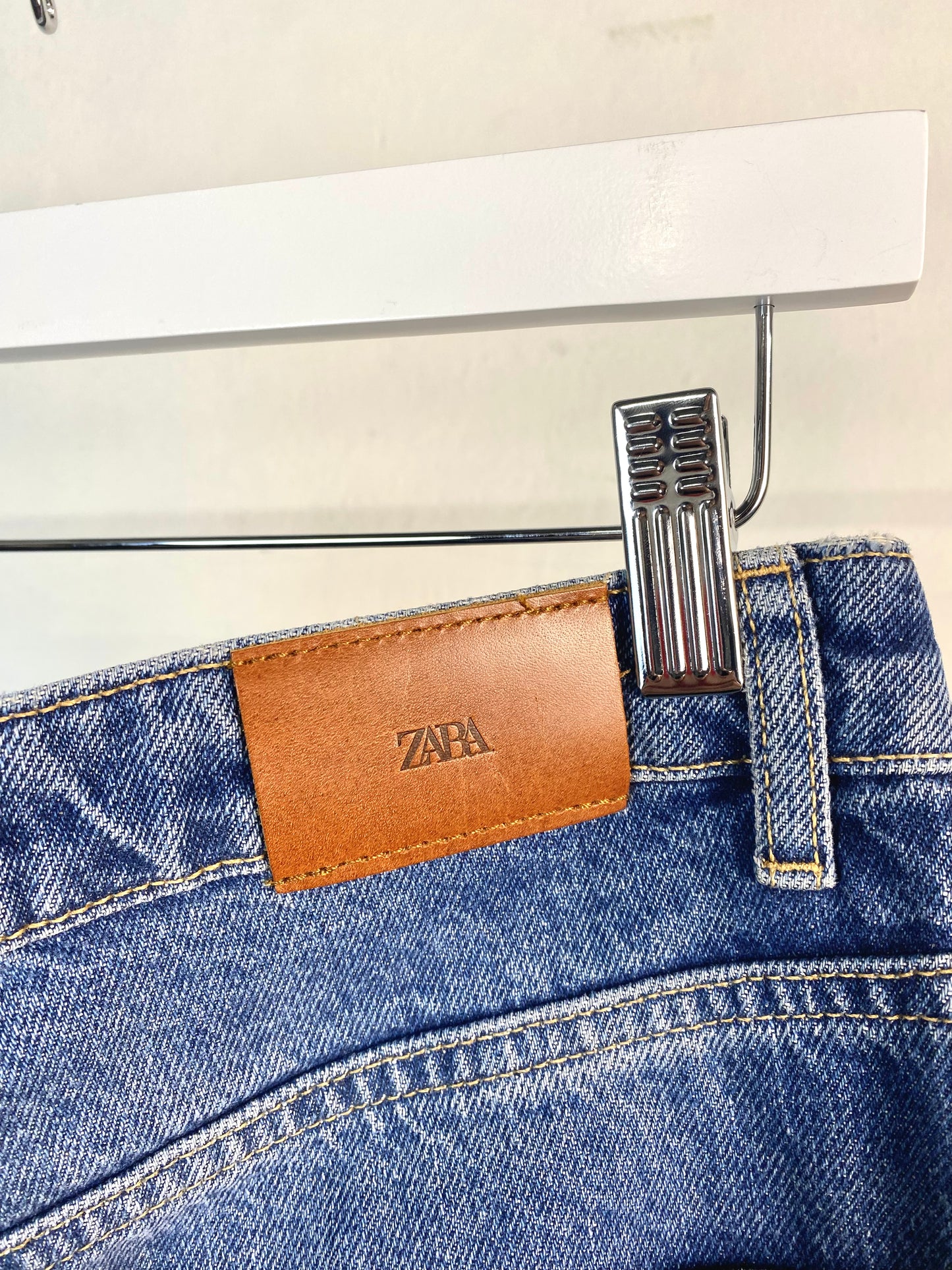 Pantalón vaquero Momfit azul Zara