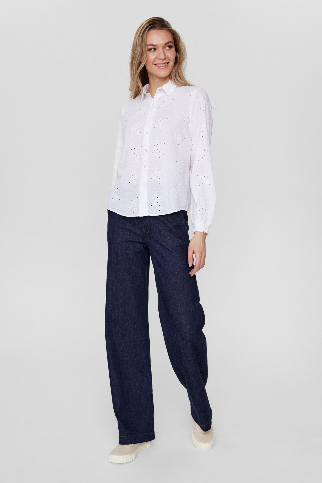Camisa blanca troquelada