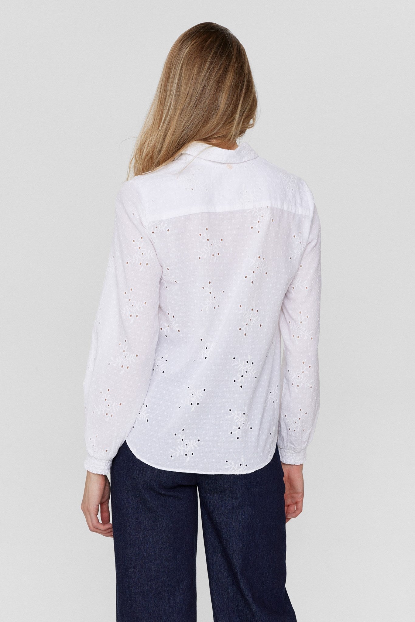 Camisa blanca troquelada