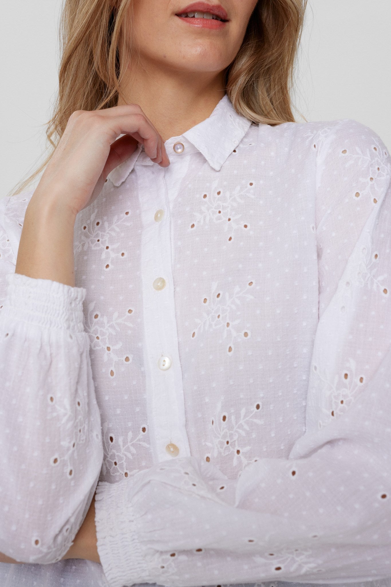 Camisa blanca troquelada