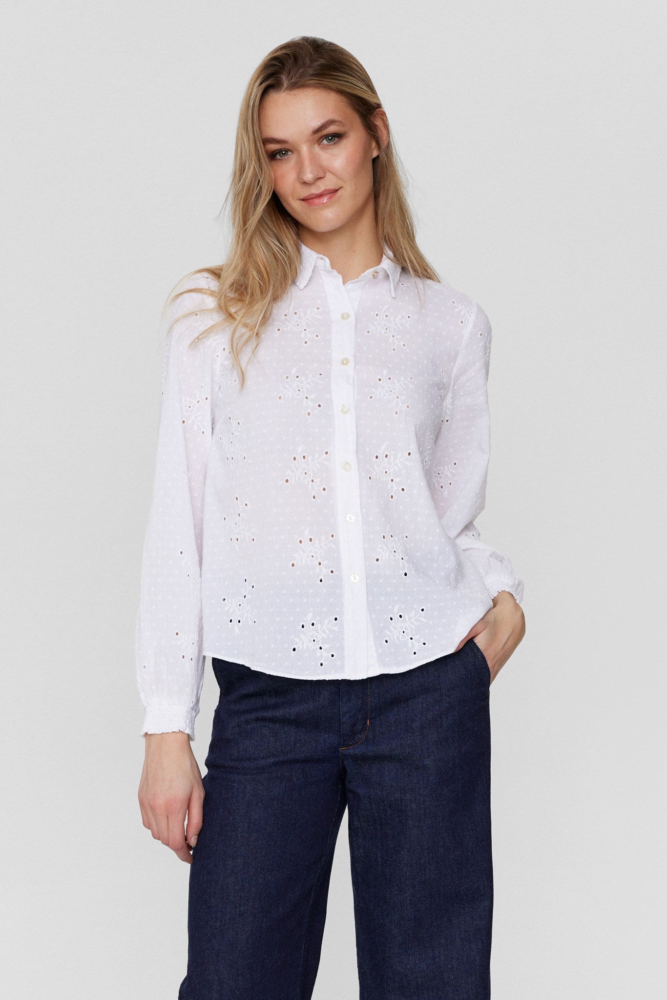 Camisa blanca troquelada