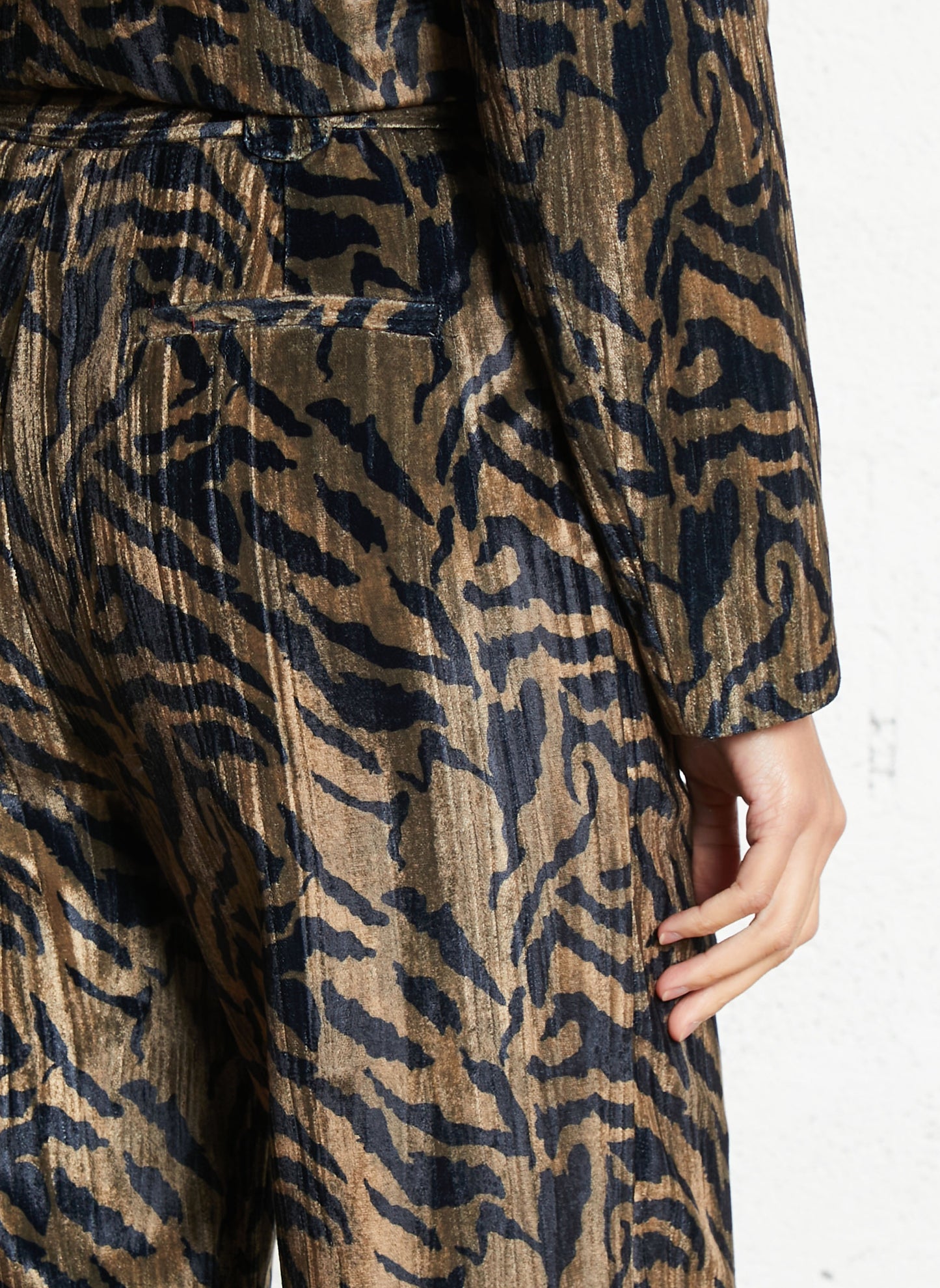 Pantalón aterciopelado animal print BEGA