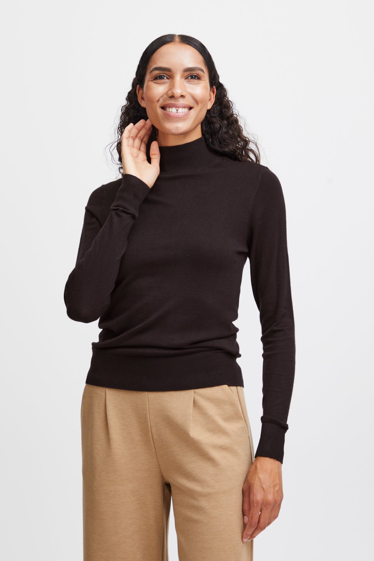 Jersey negro con cuello alto abotonado