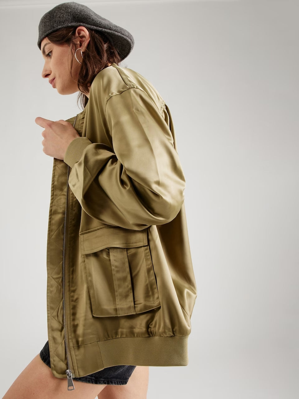 Chaqueta bomber verde satinada