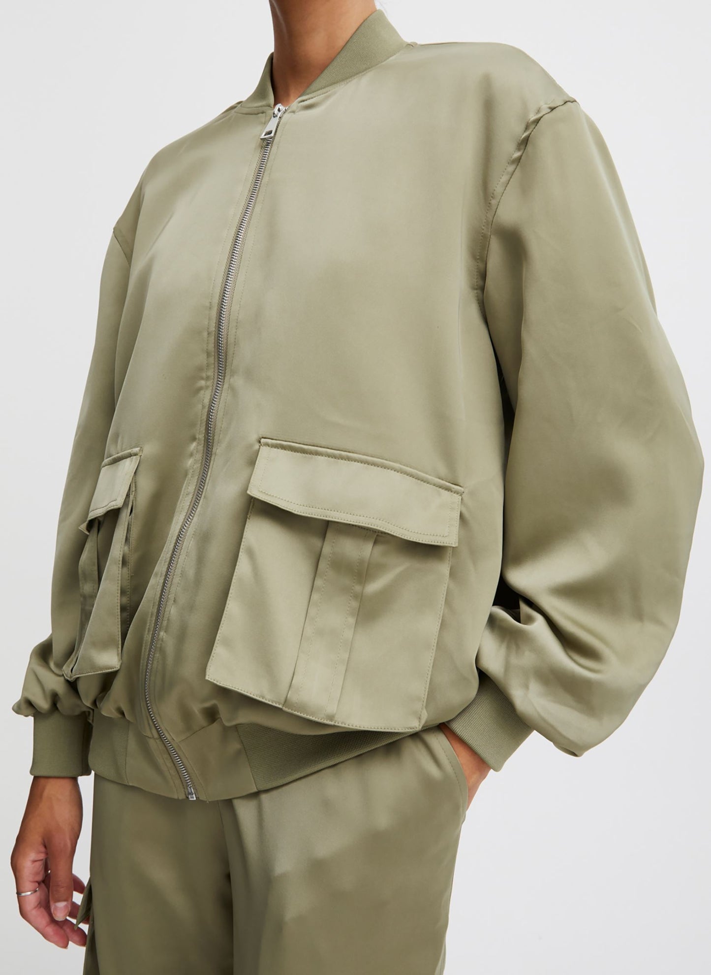 Chaqueta bomber verde satinada