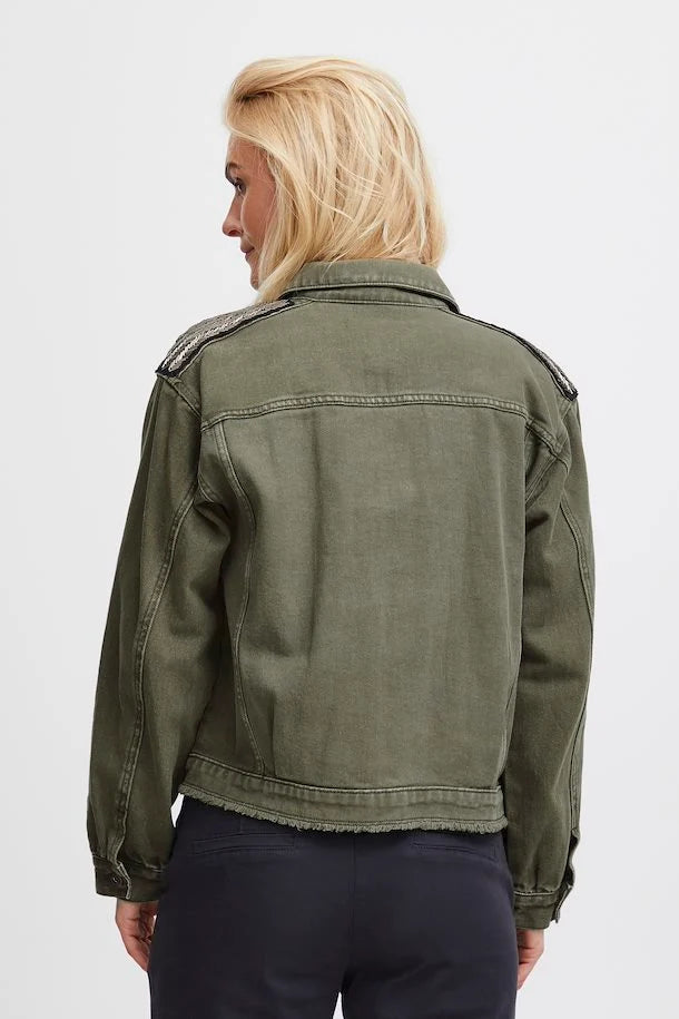 Chaqueta vaquera con aplicaciones en el hombro