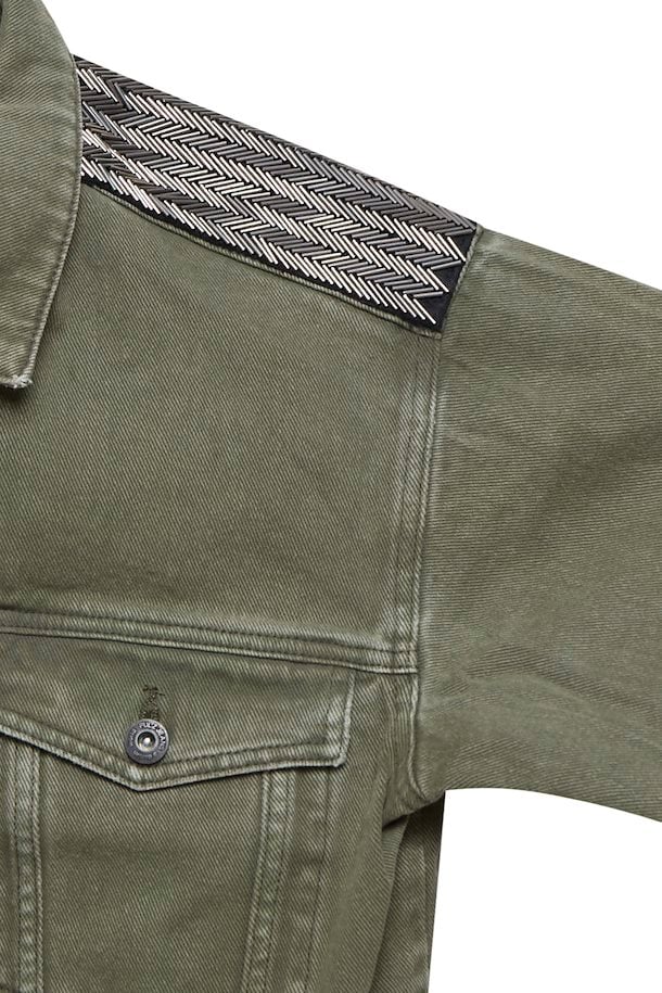 Chaqueta vaquera con aplicaciones en el hombro
