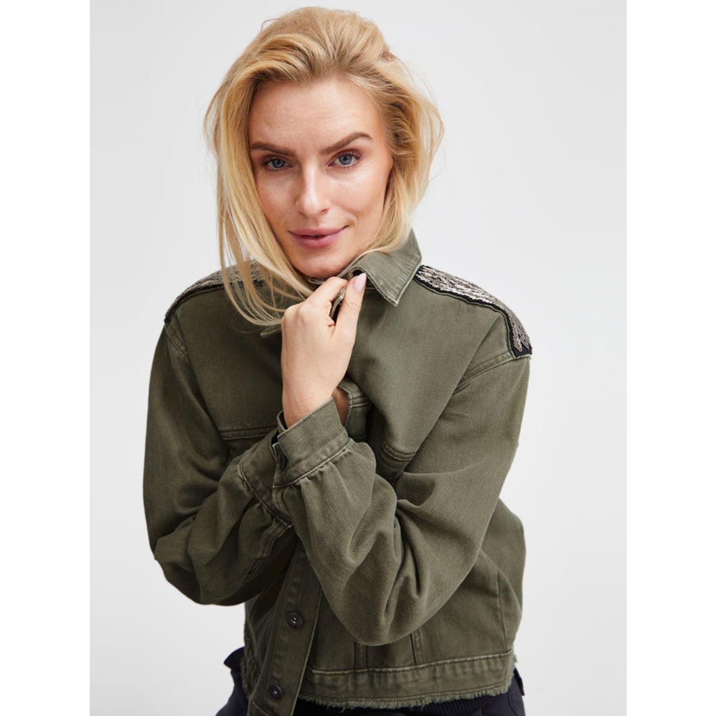 Chaqueta vaquera con aplicaciones en el hombro
