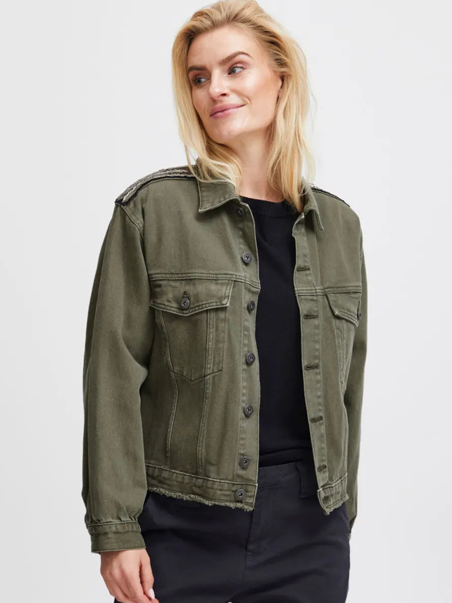 Chaqueta vaquera con aplicaciones en el hombro