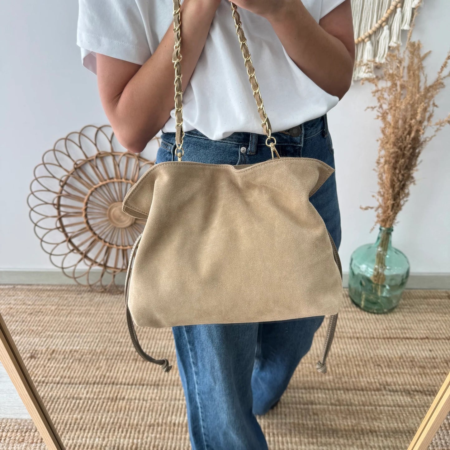 Bolso fruncido de serraje topo