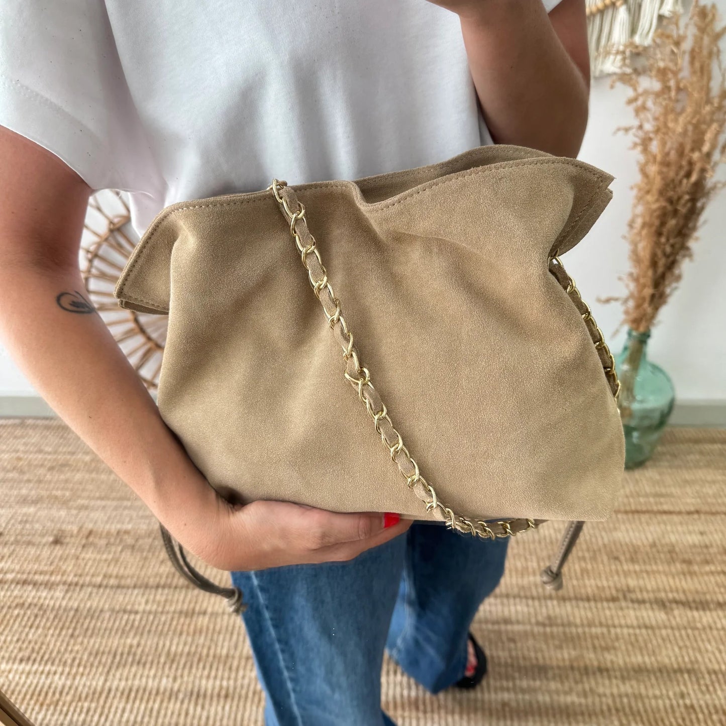 Bolso fruncido de serraje topo