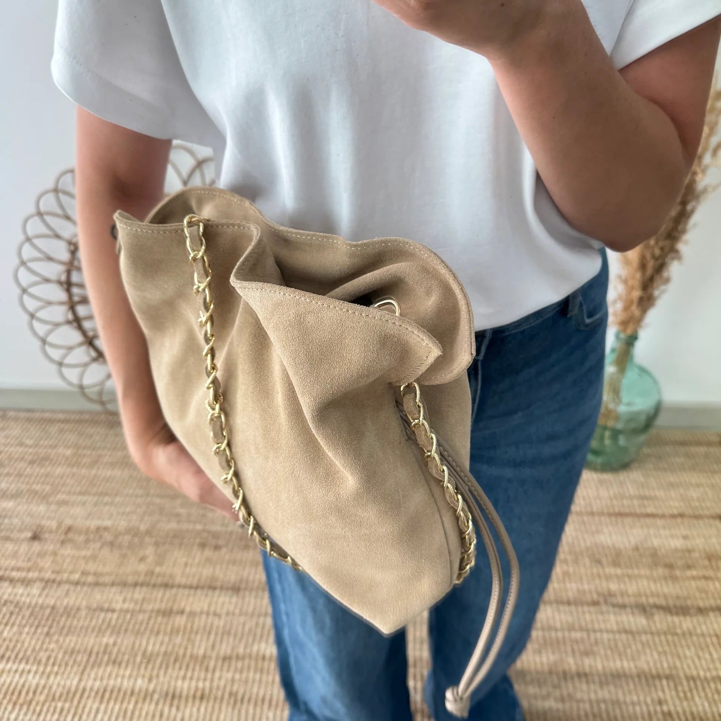 Bolso fruncido de serraje topo