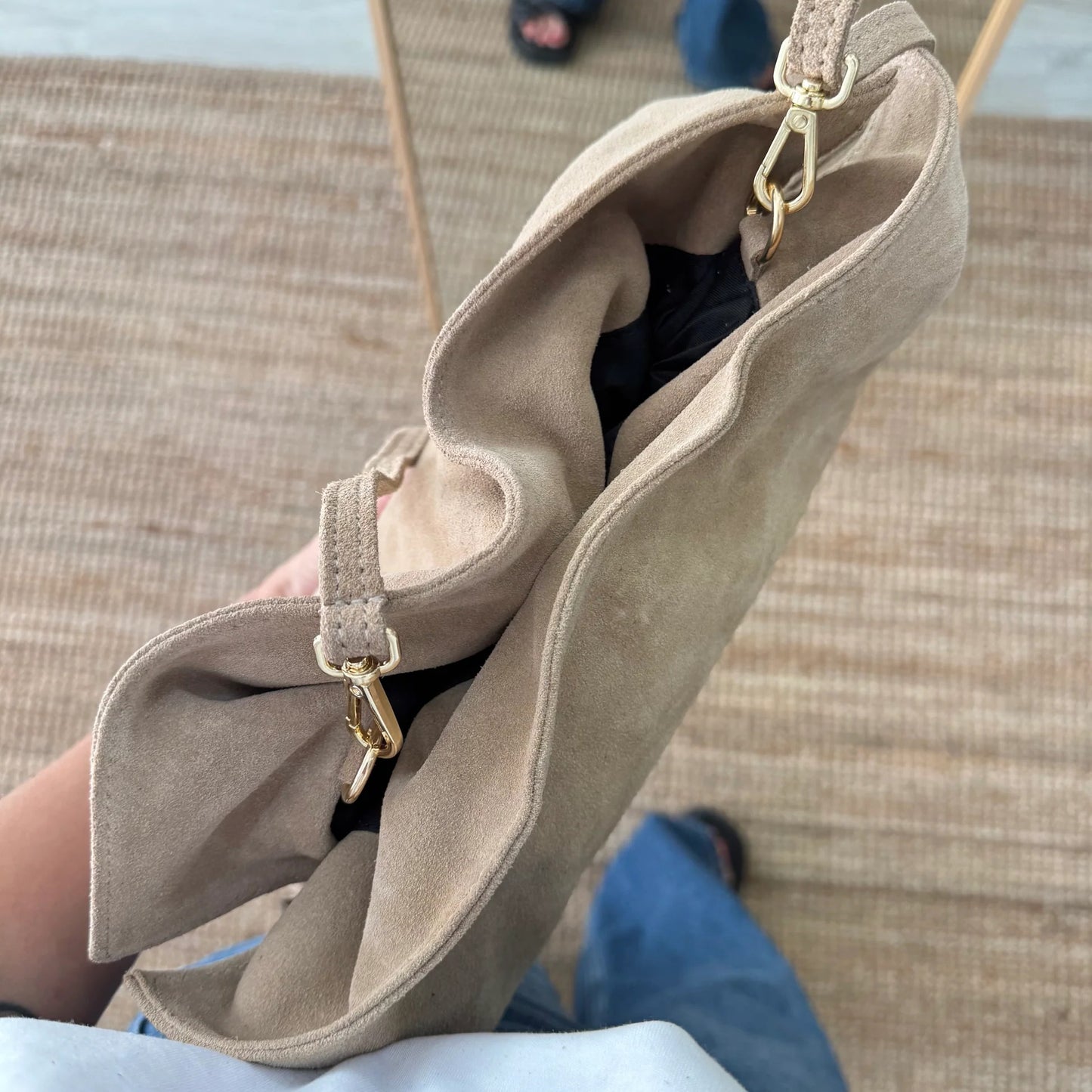 Bolso fruncido de serraje topo