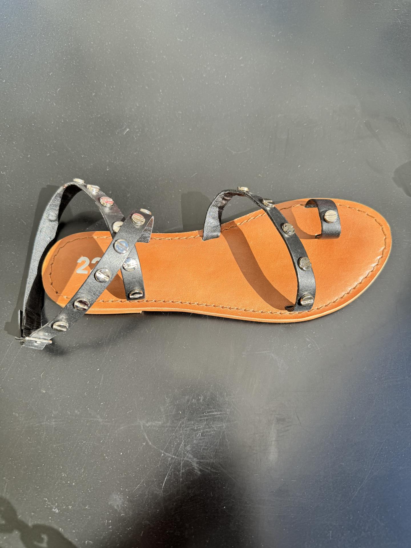 Sandalia tachuelas plateadas
