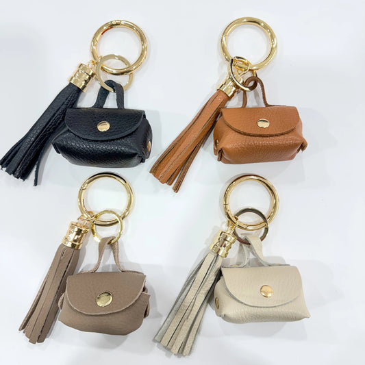 Charm con monedero mini y pompón en piel