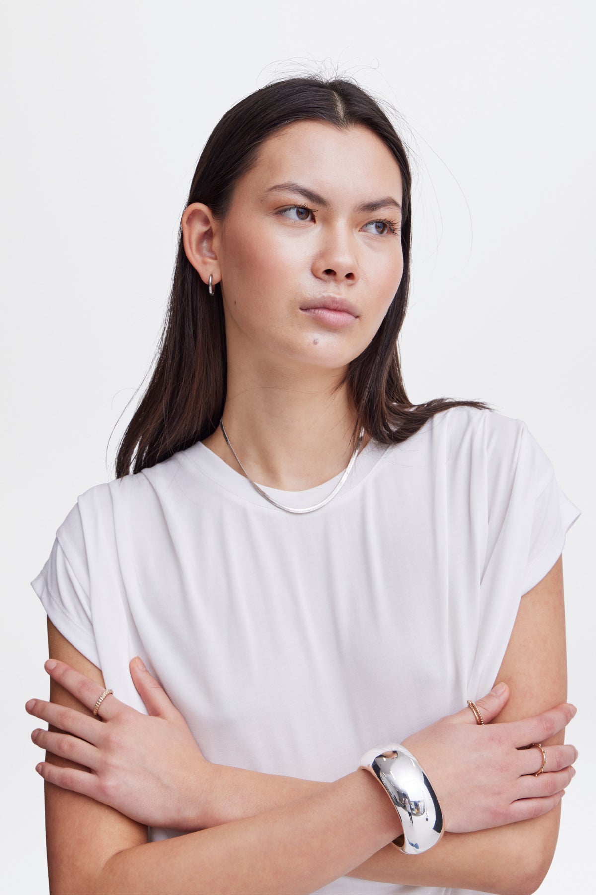 Camiseta blanca con fruncido en hombros