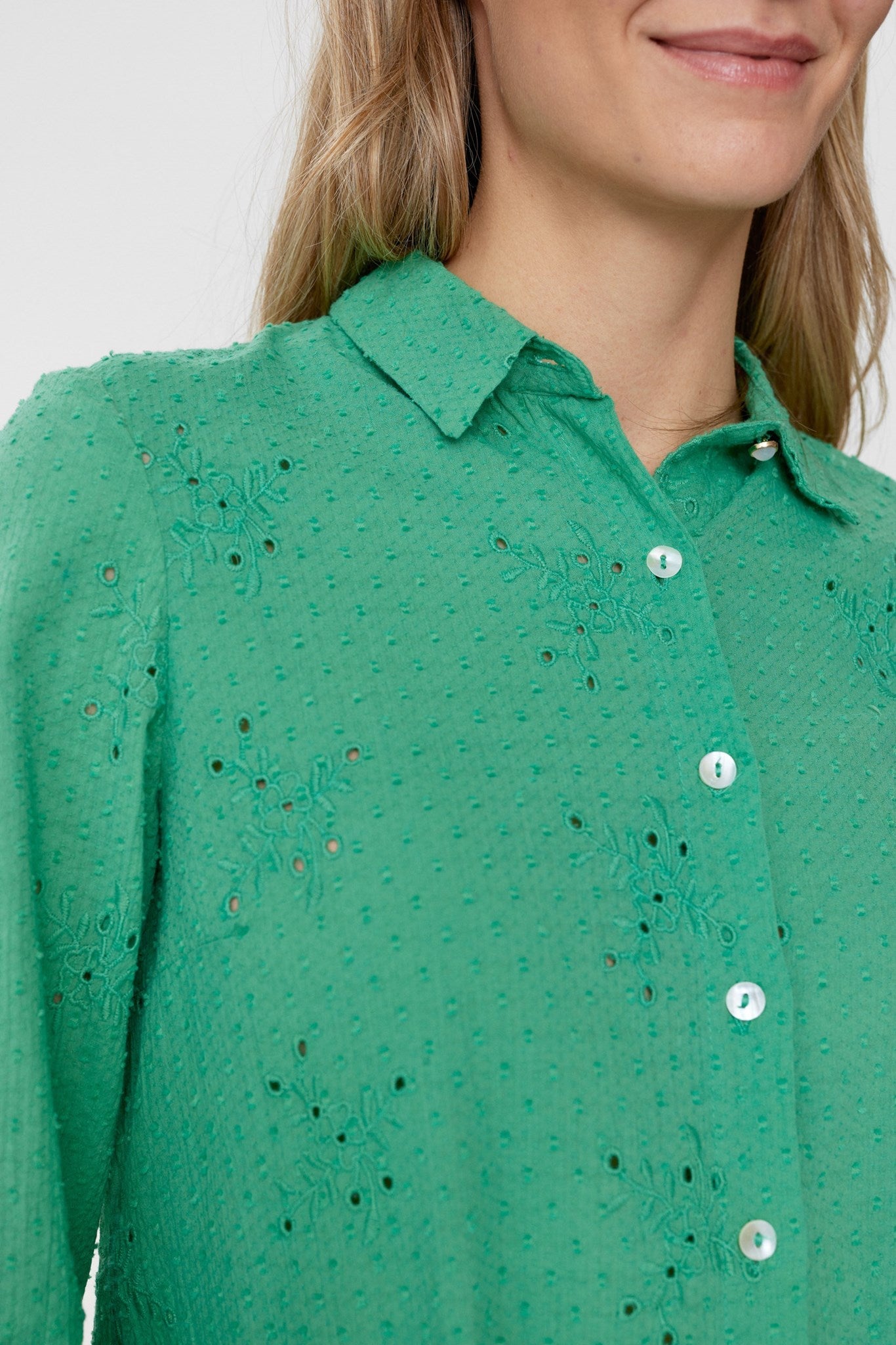 Camisa floral verde troquelada