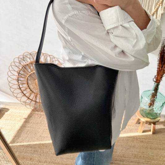 Bolso bucket de piel con neceser negro