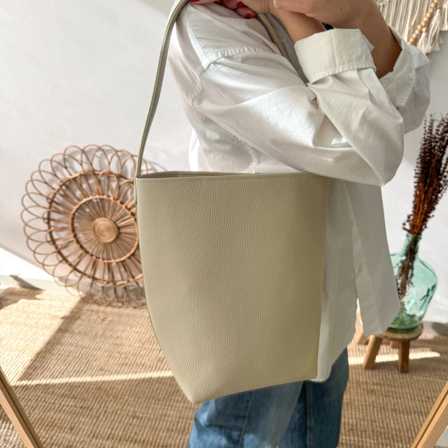 Bolso bucket de piel crudo