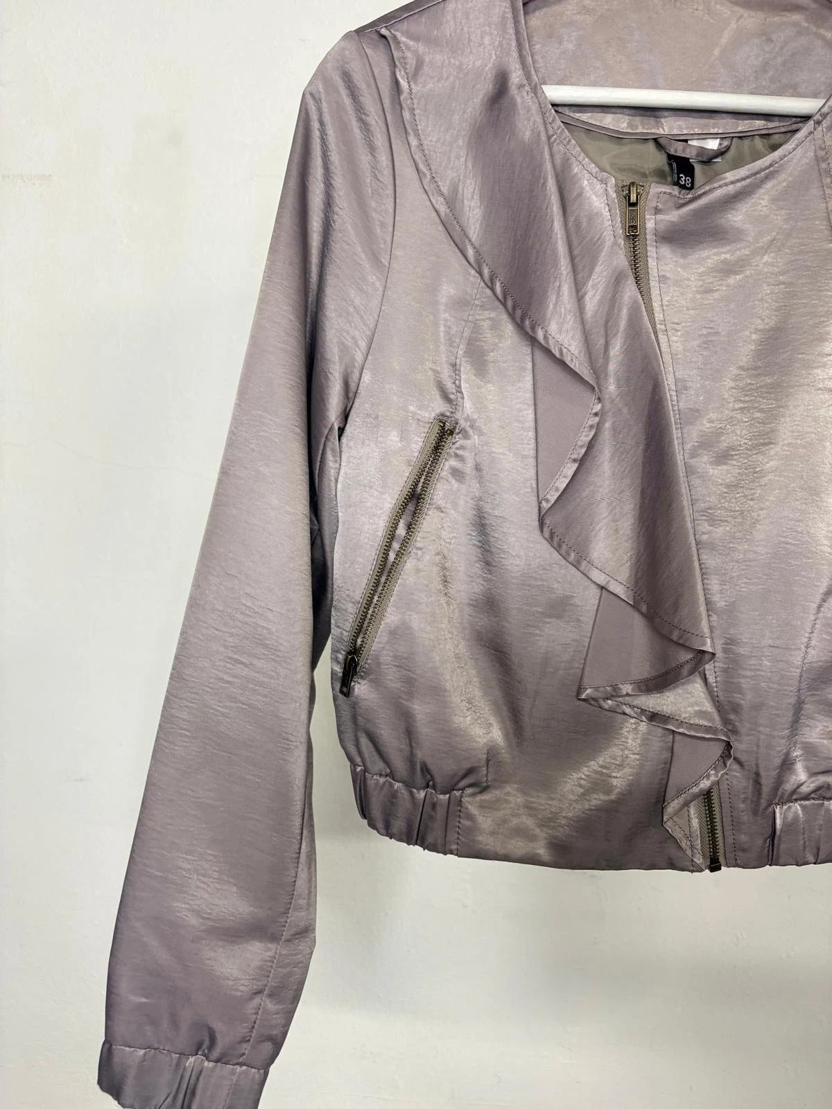 Chaqueta satinada con volante H&M