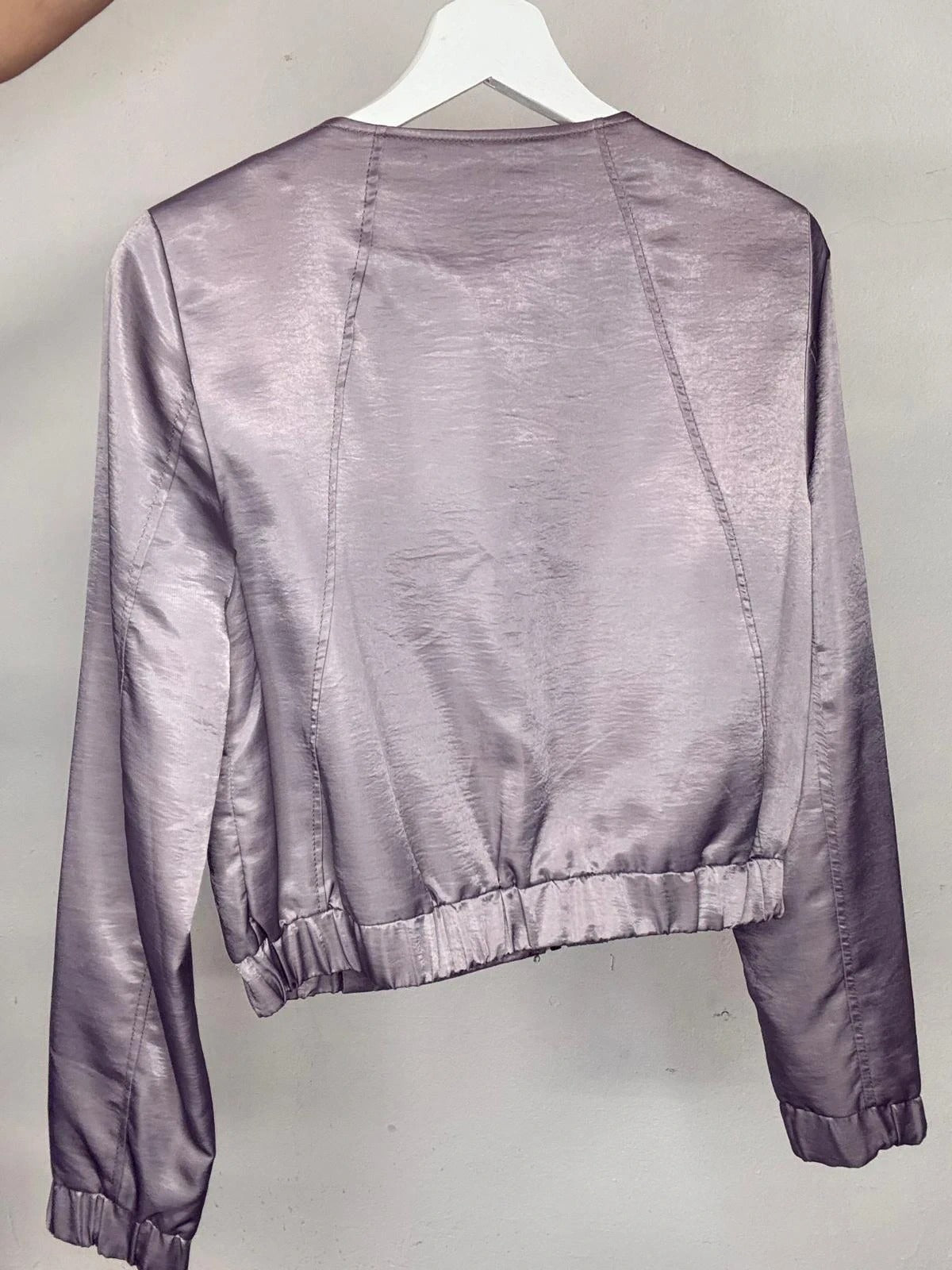 Chaqueta satinada con volante H&M