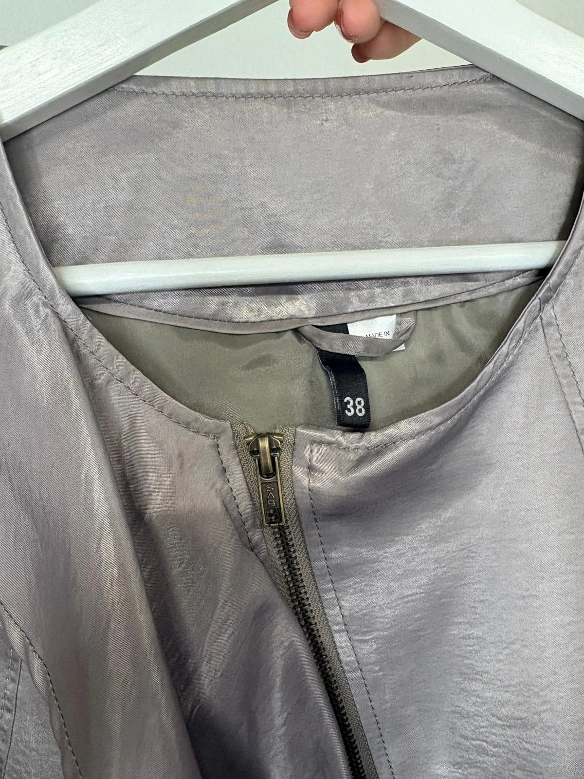 Chaqueta satinada con volante H&M