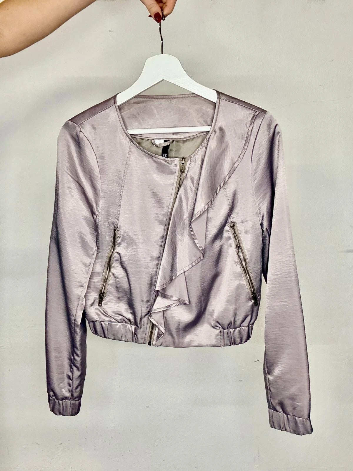 Chaqueta satinada con volante H&M