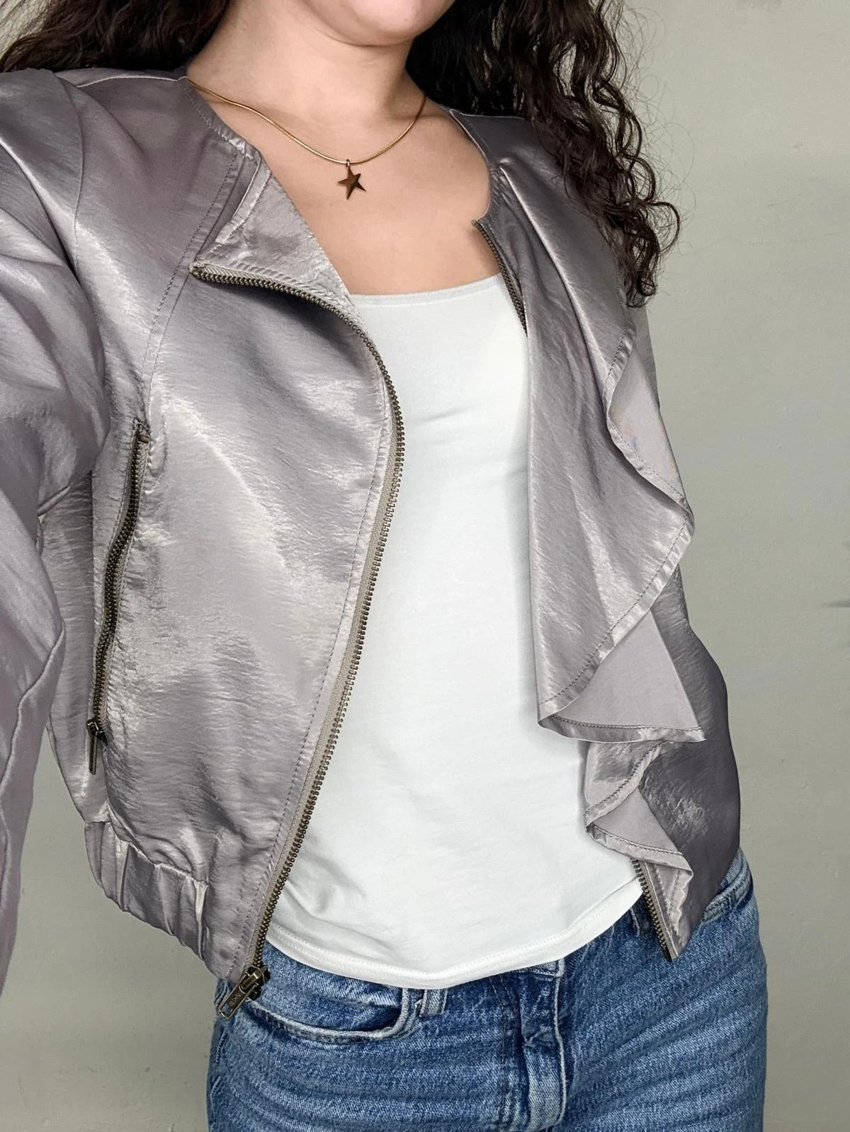 Chaqueta satinada con volante H&M