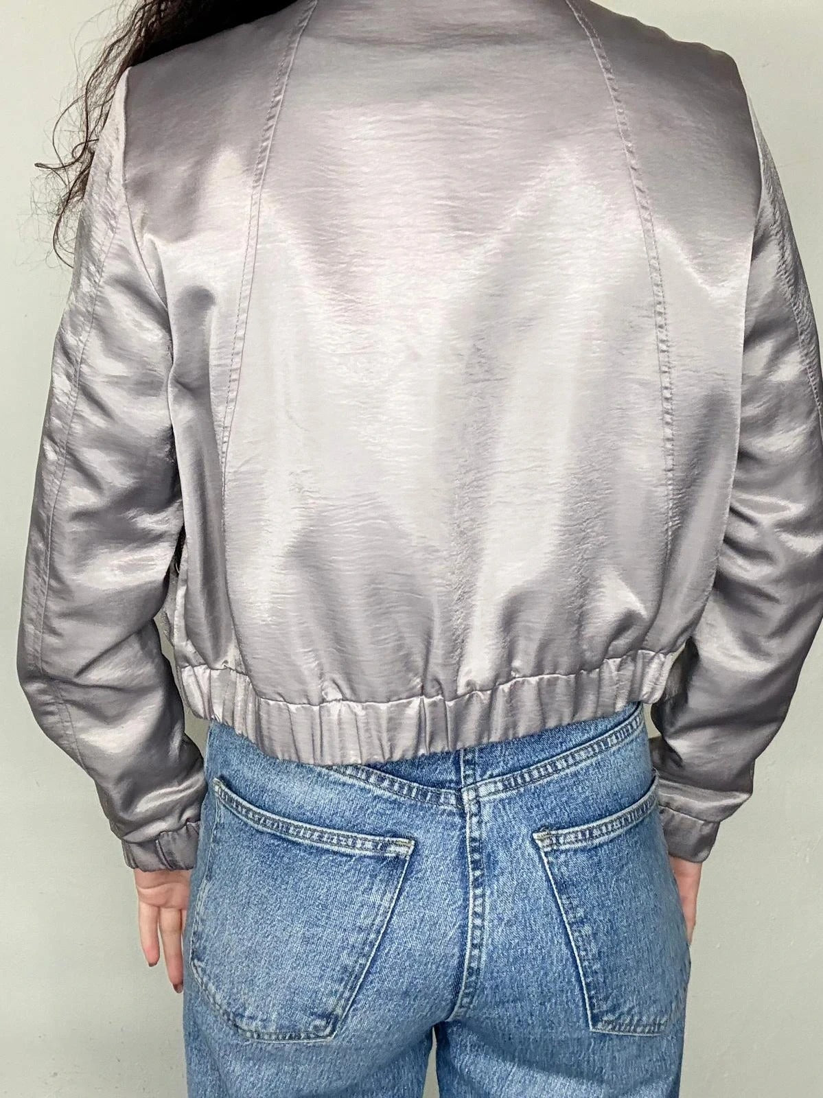 Chaqueta satinada con volante H&M