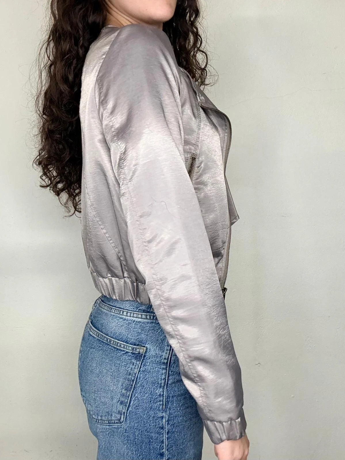 Chaqueta satinada con volante H&M