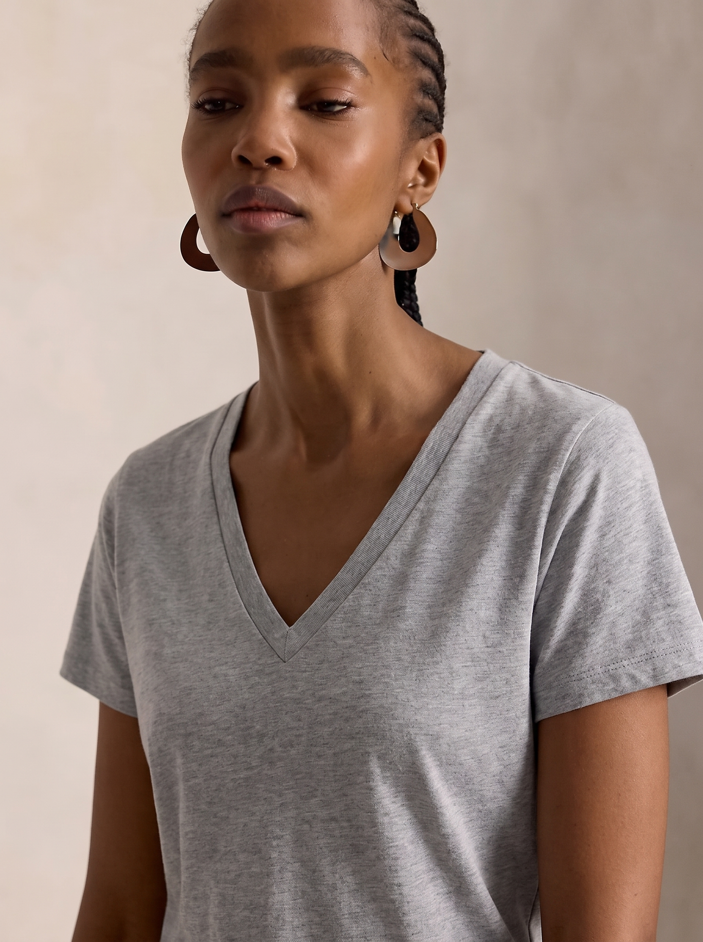 Camiseta básica cuello pico PALMA gris