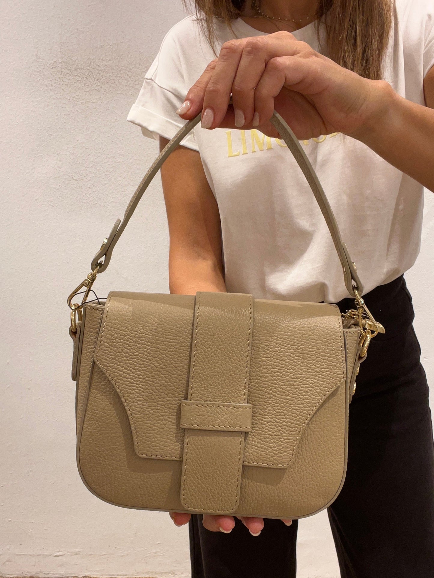 Bolso de piel con solapa color topo BRENDA