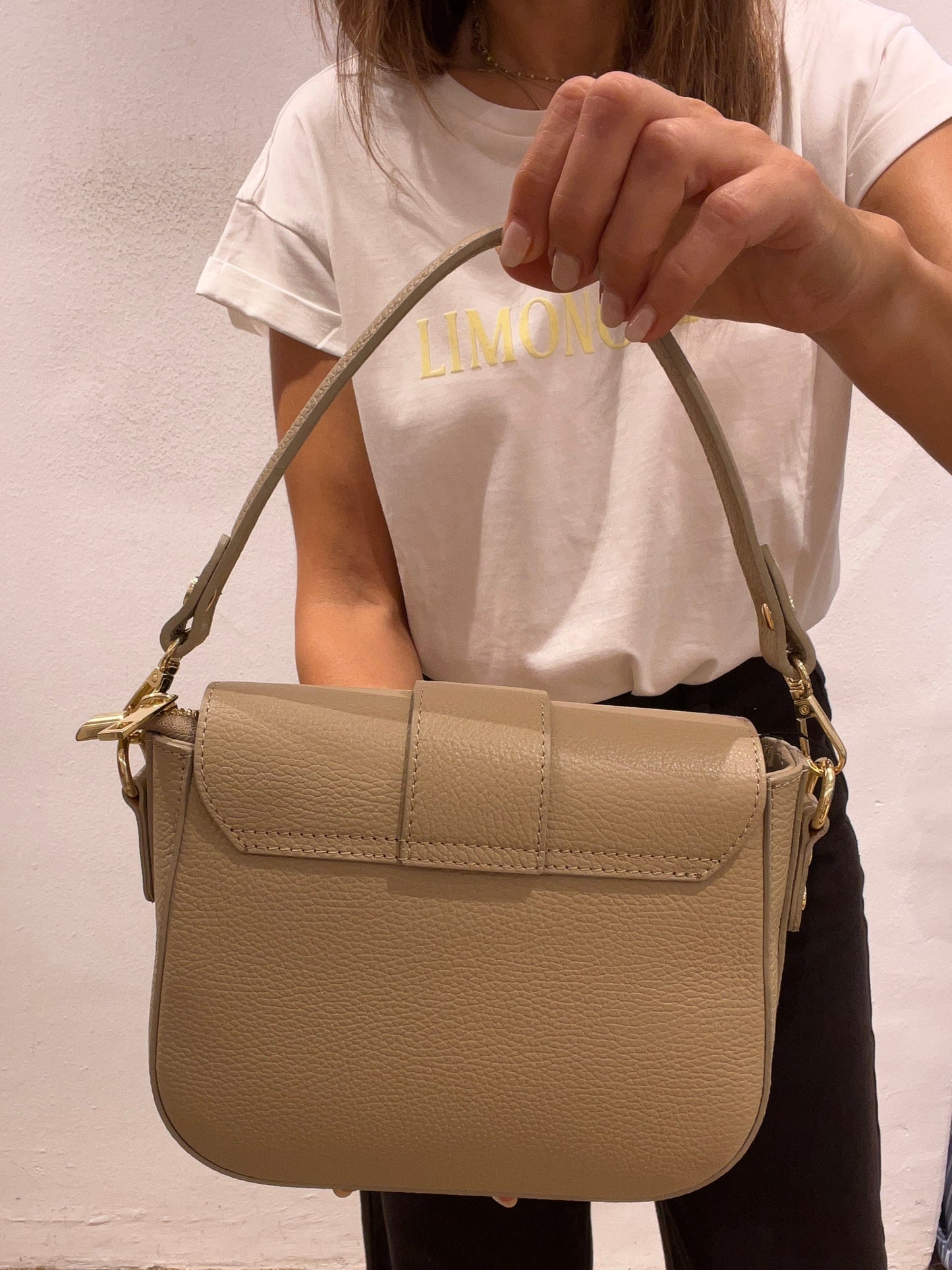 Bolso de piel con solapa color topo BRENDA