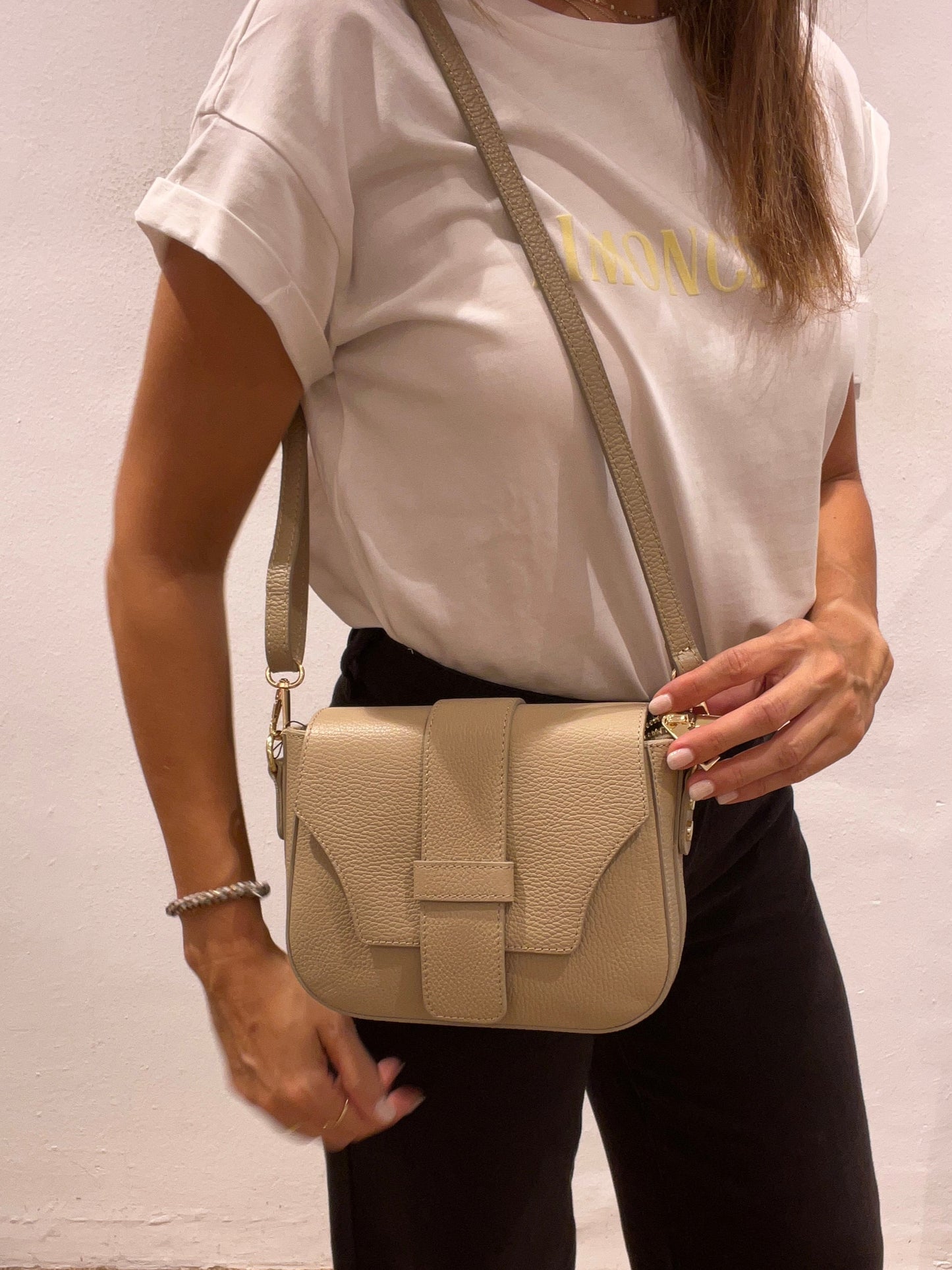 Bolso de piel con solapa color topo BRENDA
