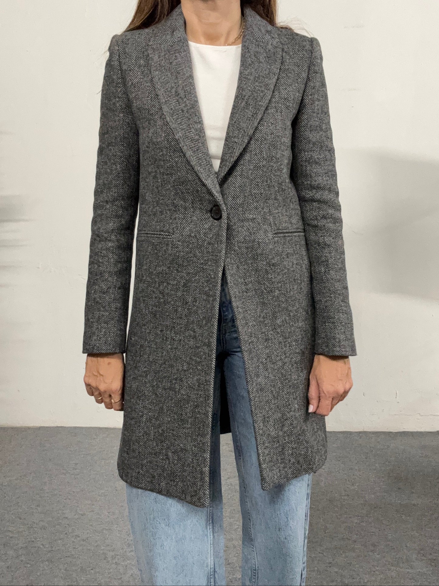 Abrigo con lana de espiga de Zara