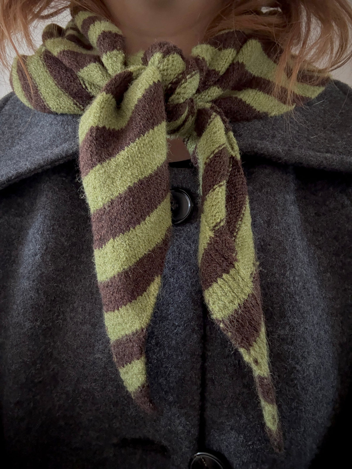 Bufanda triangular pequeña rayas verde/marron BRUNE