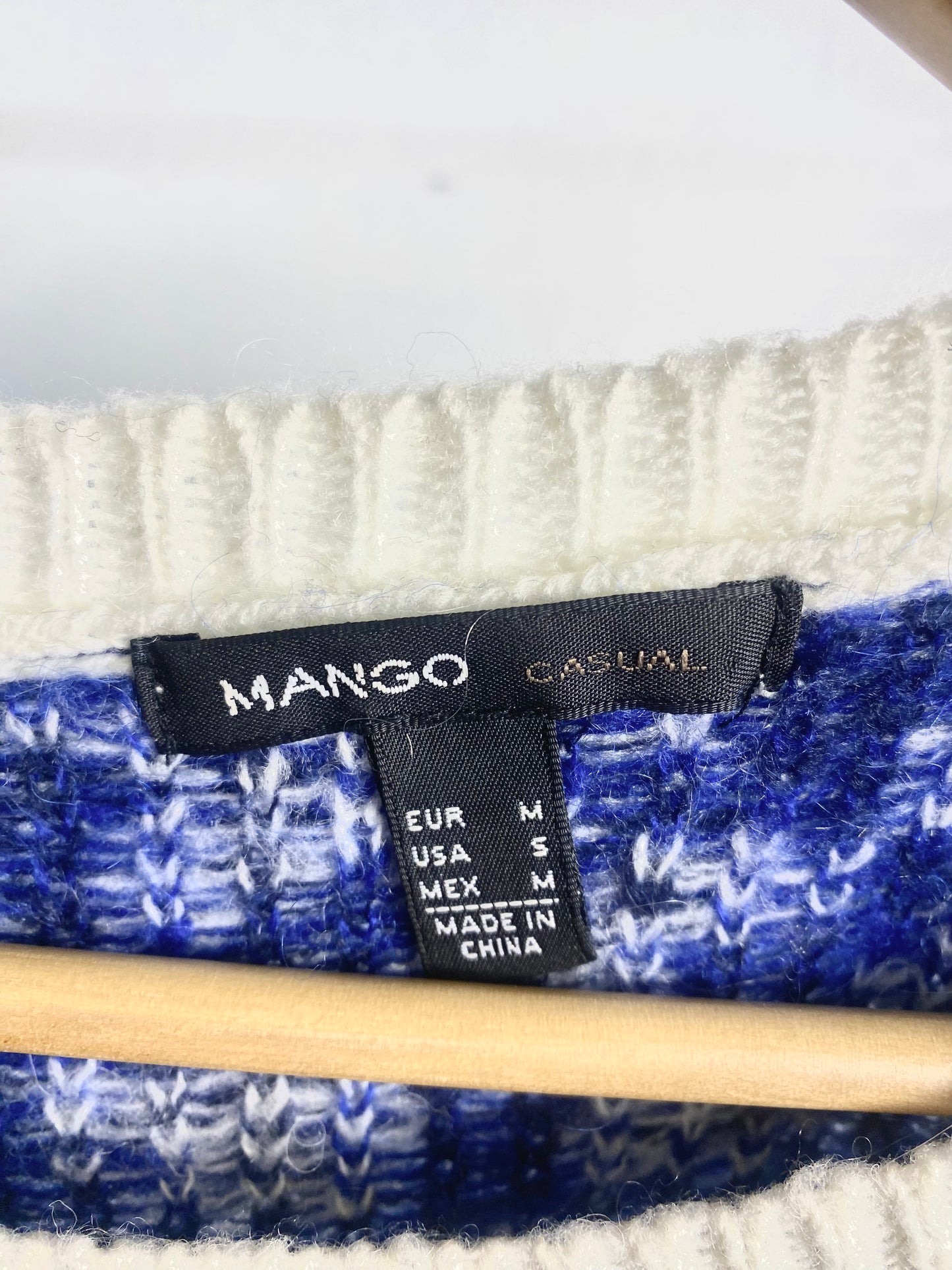 Jersey estampado leopardo azul y crudo de Mango