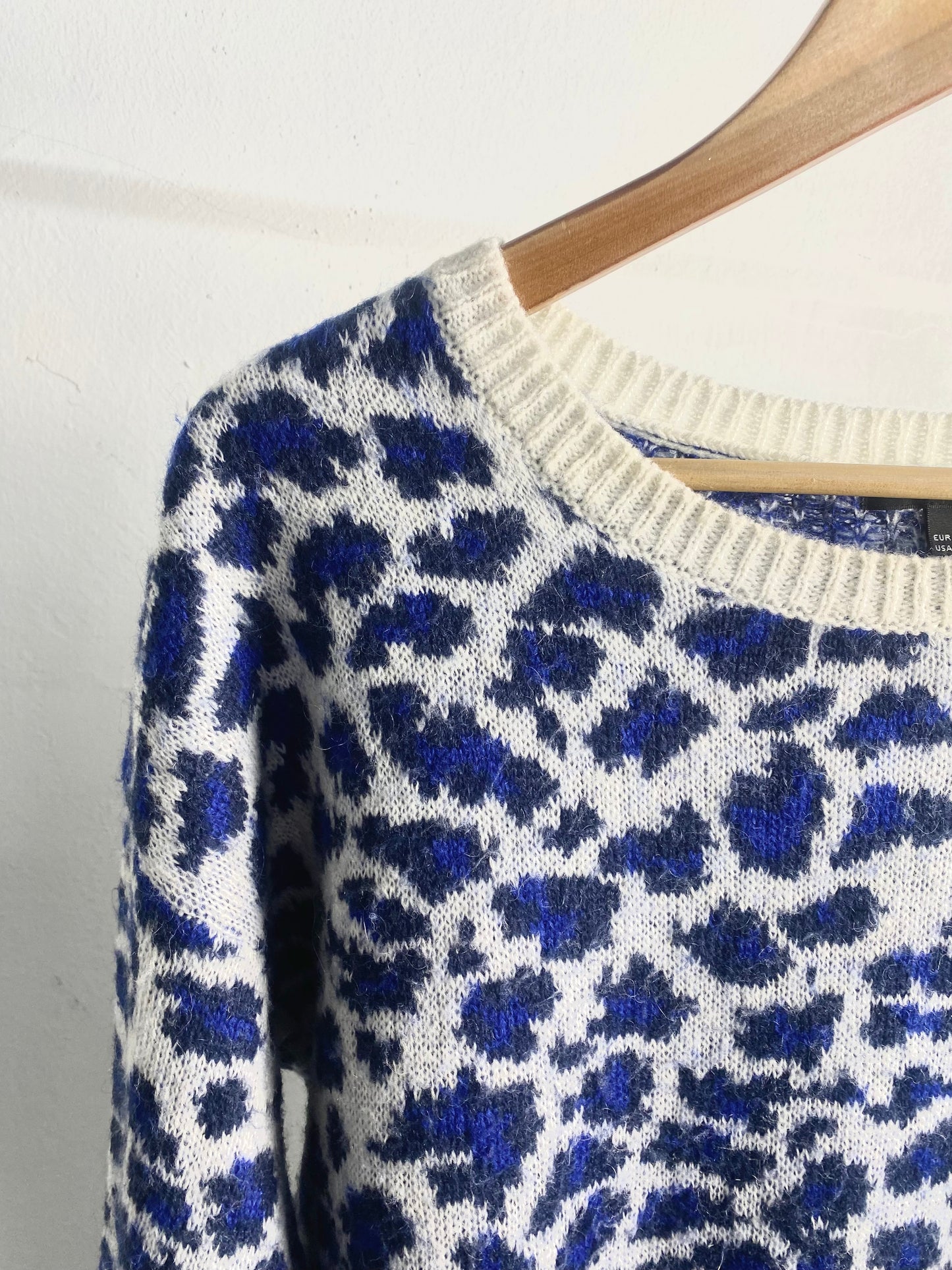 Jersey estampado leopardo azul y crudo de Mango